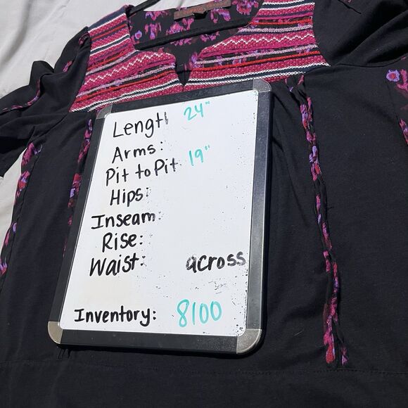 A Common Thread Black Pink Floral Embroidered Split Neck Short Sleeve Top Size M - Picture 10 of 10